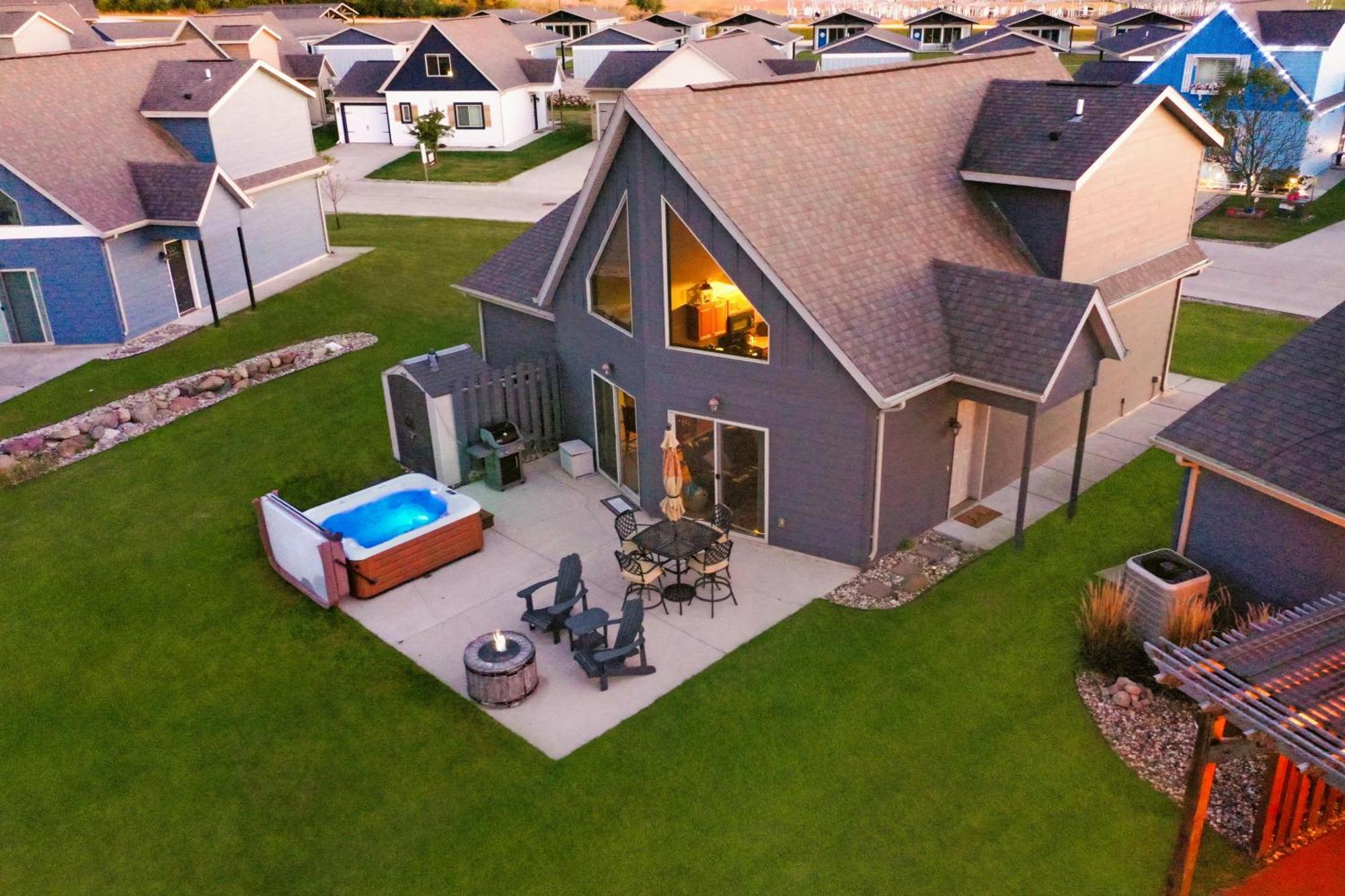 Boho Bungalow On The Pond W/ Hot Tub Arnolds Park Luaran gambar